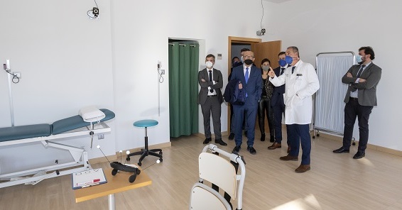 El consejero Javier López Marcano, ha realizado una visita al Hospital Mutua Montañesa donde se ha reunido con el director gerente, Alberto Martínez, y miembros de la directiva