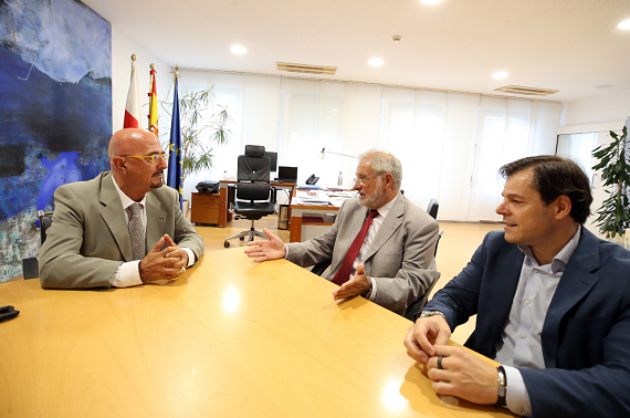 El Gobierno de Cantabria y Mutua Montañesa estudian fórmulas de colaboración para agilizar la atención sanitaria de los cántabros
