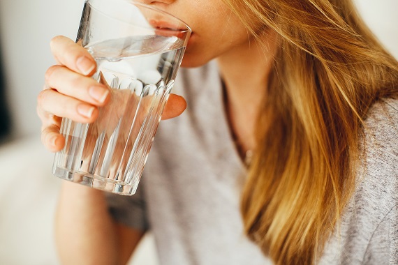 Los beneficios del vaso de agua al levantarte